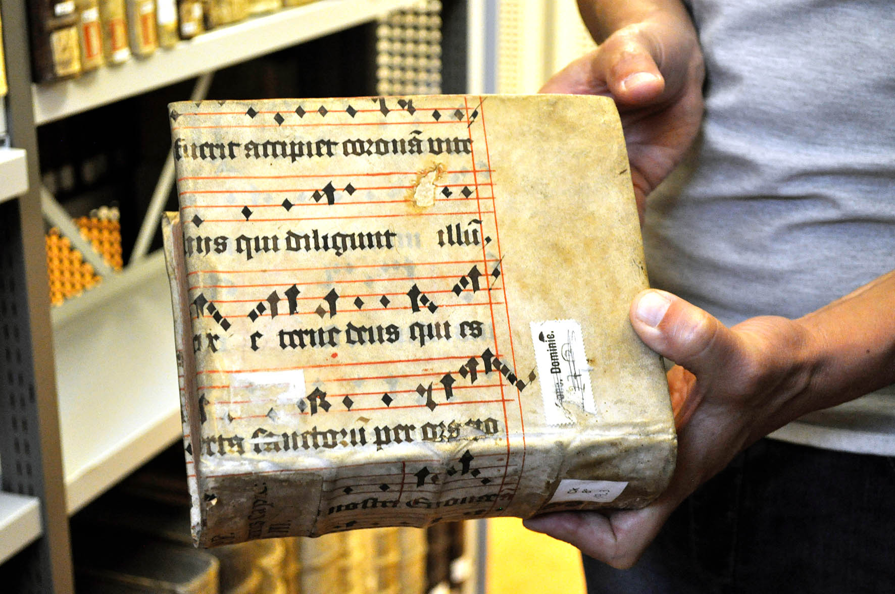 Bladeren in de bibliotheek van het Kapucijner klooster - #myinnsbruck, image size:1772x1177