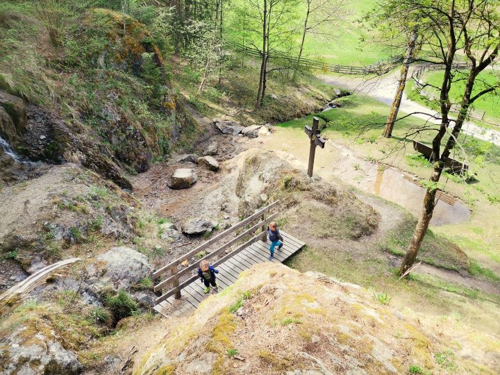 Kinder spielen am Wasserfall in Silz