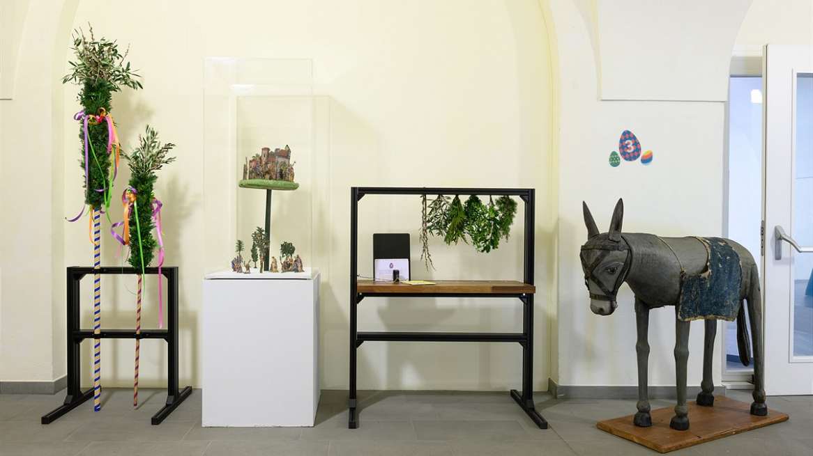 La stazione dedicata alla domenica delle palme, nella mostra „Ostern feiern – hier und anderswo“ al Tiroler Volkskunstmuseum di Innsbruck © Wolfgang LacknerLa stazione dedicata alla domenica delle palme, nella mostra „Ostern feiern – hier und anderswo“ al Tiroler Volkskunstmuseum di Innsbruck © Wolfgang Lackner