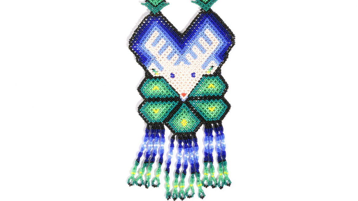 Collana di perline con il cervo azzurro, proveniente dal Messico, nella mostra „Ostern feiern – hier und anderswo“ al Tiroler Volkskunstmuseum di Innsbruck © Wolfgang Lackner