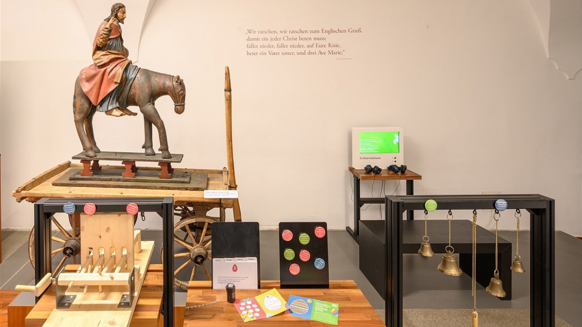 Una stazione del percorso nella mostra „Ostern feiern – hier und anderswo“ al Tiroler Volkskunstmuseum di Innsbruck © Wolfgang Lackner