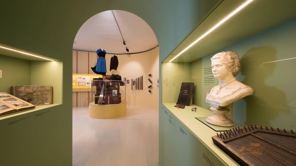 Una sala della mostra „Wir Tiroler sind lustig“ al Tiroler Volkskunstmuseum di Innsbruck. La vetrina di destra è dedicata alla musicista tiroleseTherese Prantl, che contava tra i suoi ammiratori anche lo zar di Russia. Foto © Wolfgang Lackner
