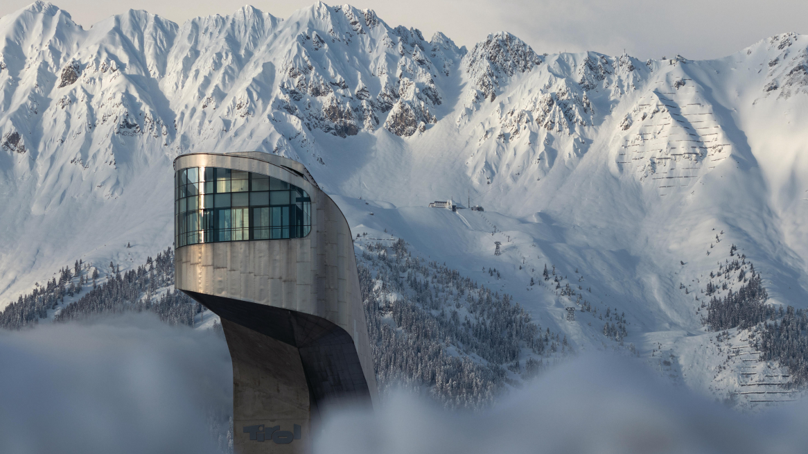 Bergisel Sprungschanze und verschneite Nordkette in Innsbruck