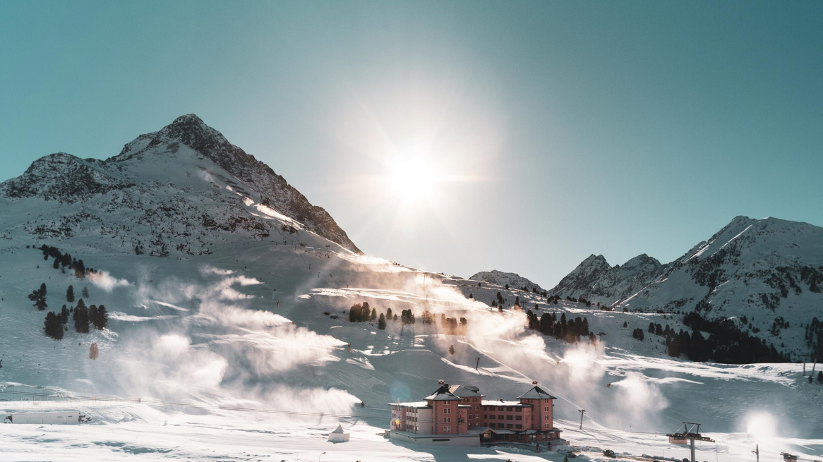 Skipiste und Hotel im Kühtai