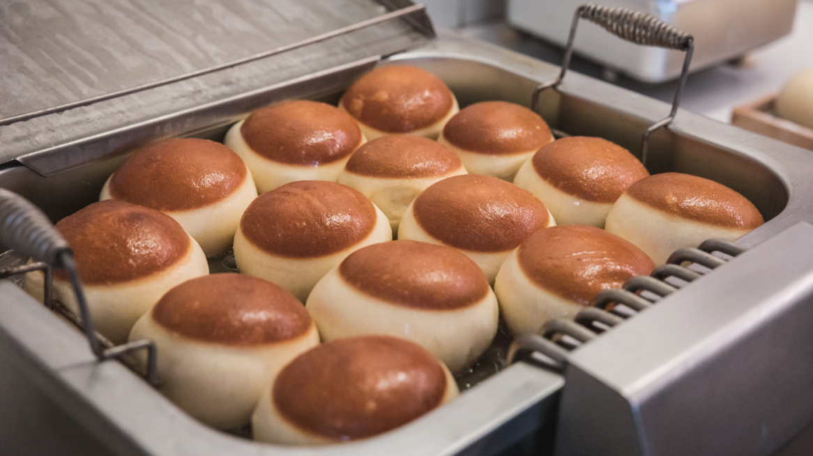 Bei 170 Grad werden die Krapfen im Fett frittiert. © Lea Hajner