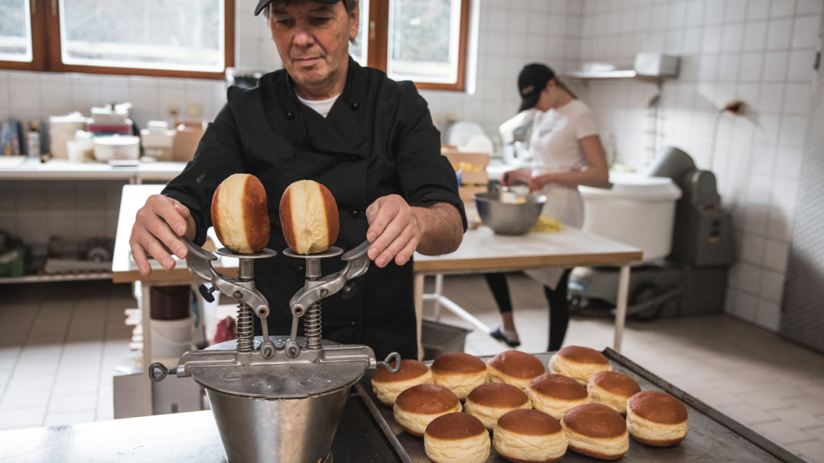 So kommt die Marmelade in den Krapfen. © Lea Hajner
