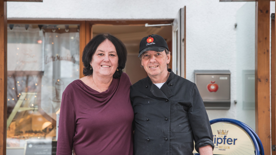 Christine und Peter vor der Konditorei. © Lea Hajner