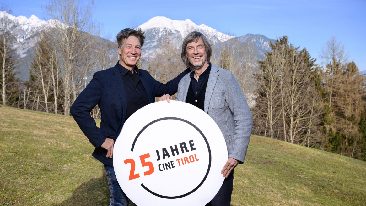 25-jahre-cine-tirol-tobias-moretti-gratuliert-johannes-koeck-cine-tirol-franz-oss-1-scaled
