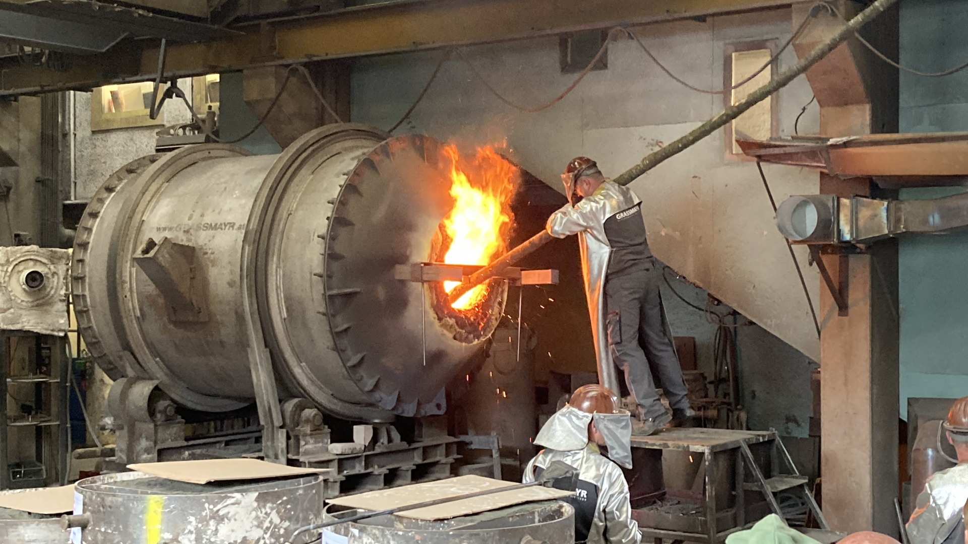 Bei 1.100 Grad Celsius Guss in der Glockengießerei Grassmayr