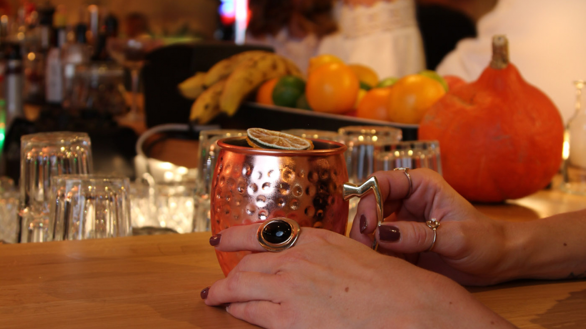 Ein Drink an der Bar