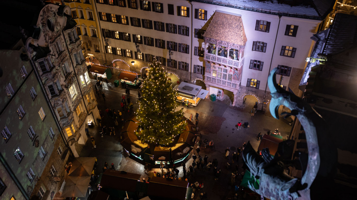 Blick vom Stadtturm auf den Christkindlmarkt am Marktplatz.