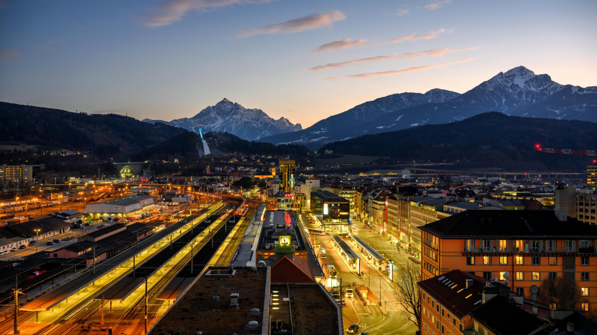 Innsbruck Tourismus Markus Mair Bahnhof nacht