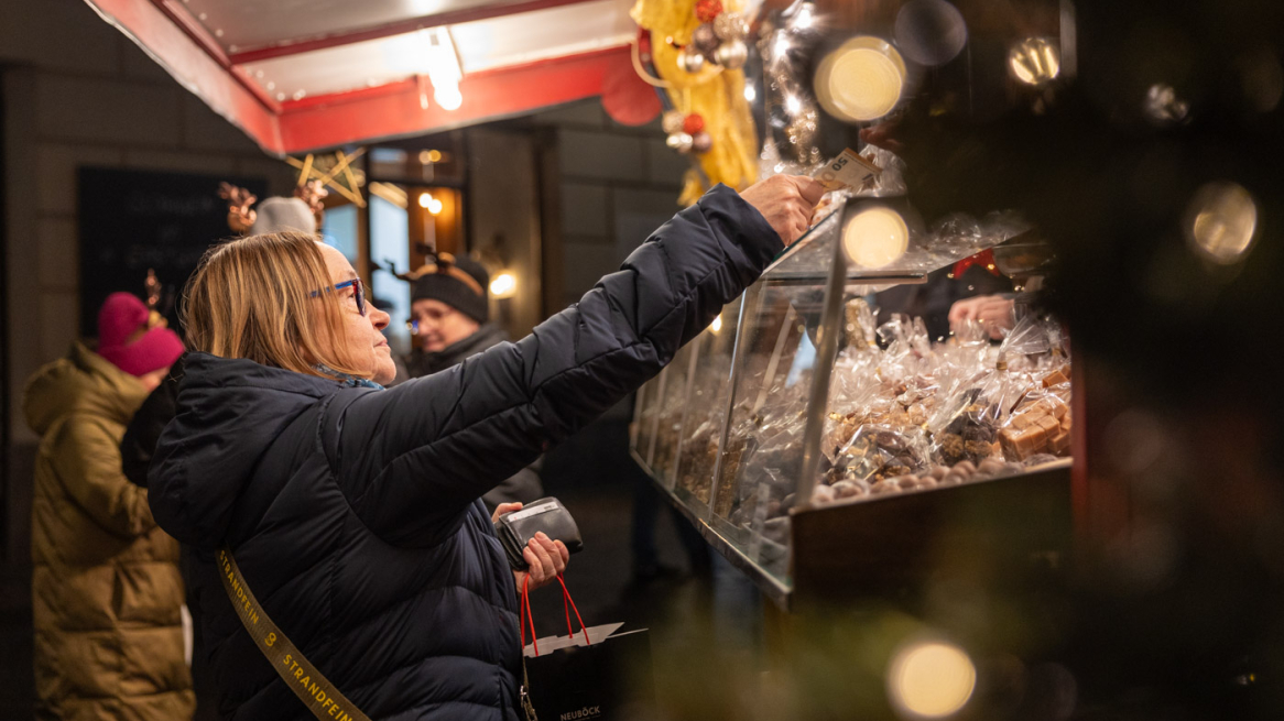 Shoppen am Christkindlmarkt. ©Lea Hajner