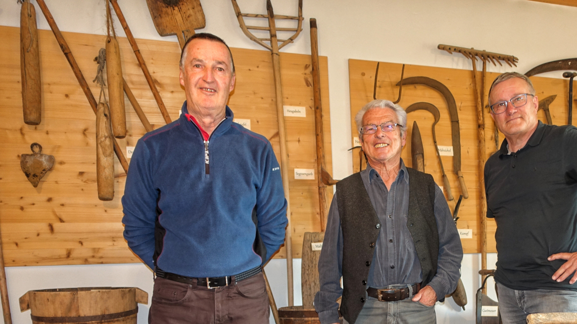 Hans Daum, Sepp Schatz und Jörg Eder (v.l.n.r.) vom Chronistenteam Oberhofen vor alten Werkzeugen, die im Museum präsentiert werden. © W. Kräutler