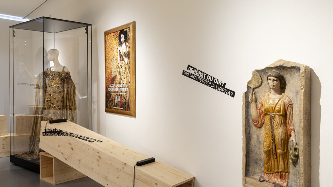 L’abito di Conchita Wurst realizzato da Swarovski Kristallwelten Wattens nella mostra “Gerecht? Geschichten über soziale Ungleichheiten“ al museo di arte popolare tirolese di Innsbruck, foto © Maria Kirchner