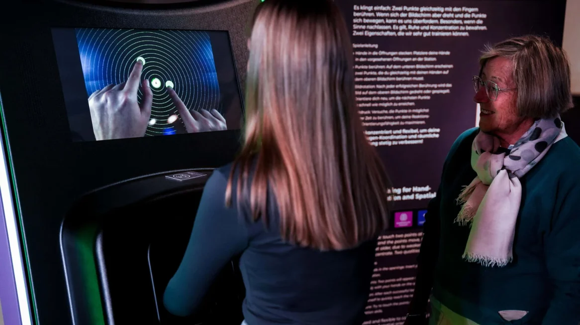 Una stazione interattiva della mostra “Brain Gym AI“ all’Audioversum Science Center di Innsbruck, foto © Audioversum