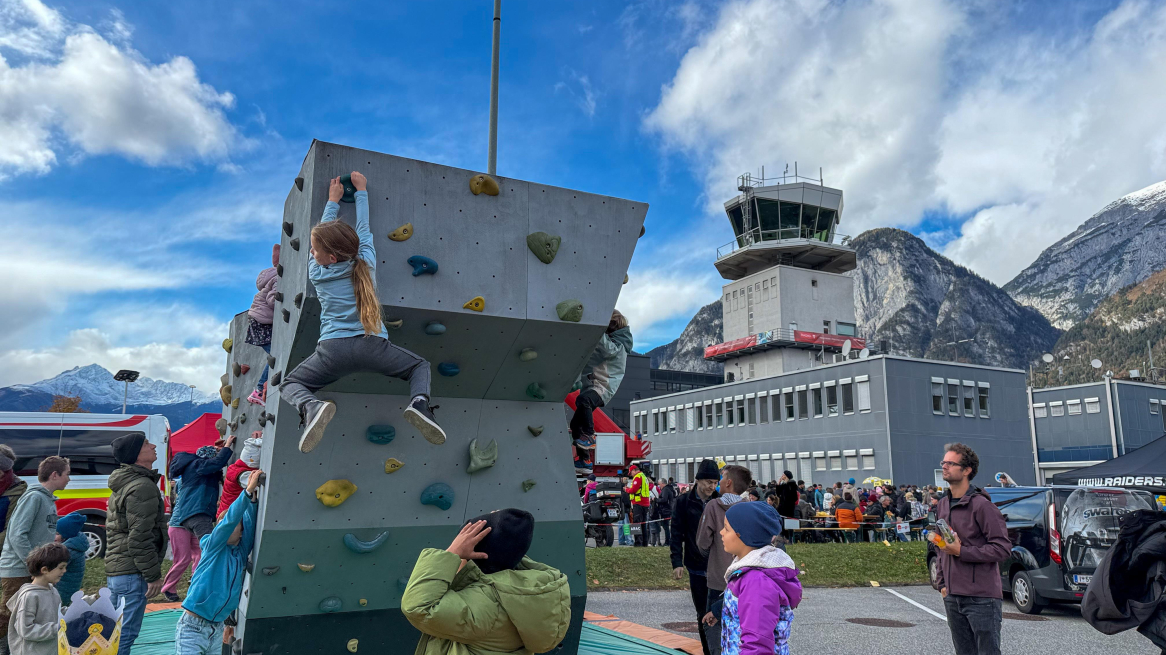 Kletterspaß am Flughafenfest in Innsbruck