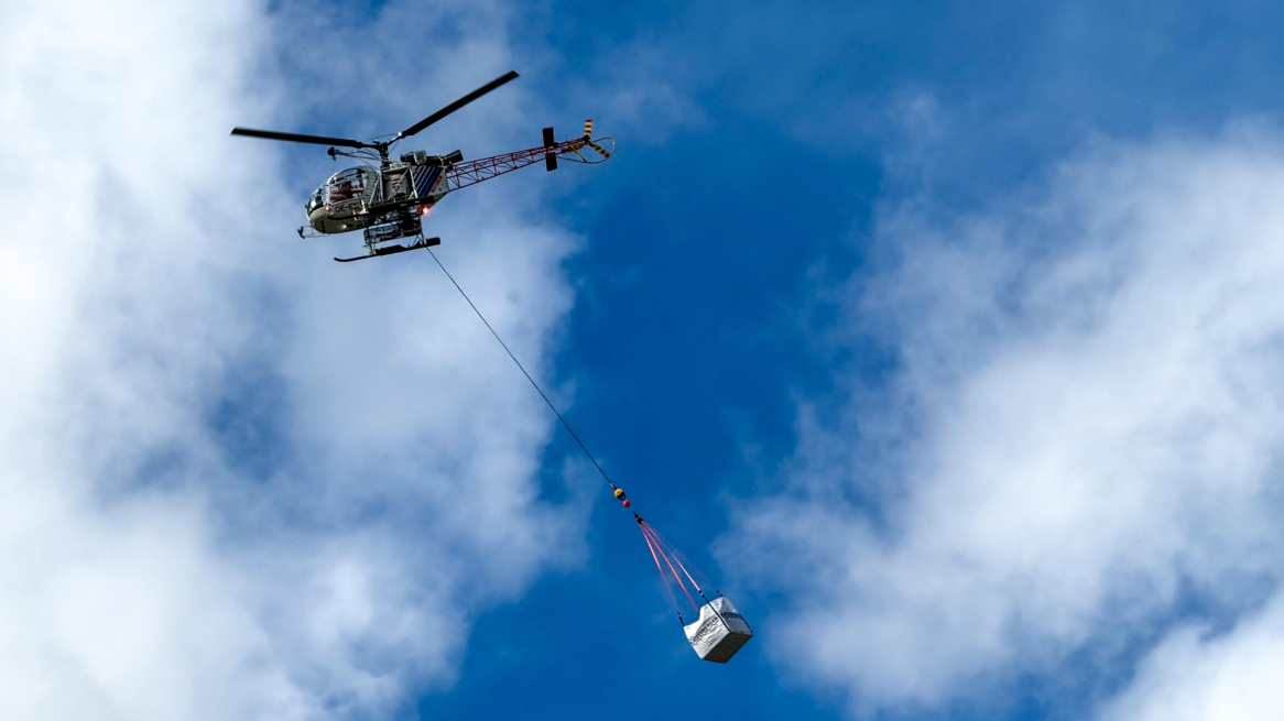 Modellhubschrauber mit Paket am Flughafenfest Innsbruck
