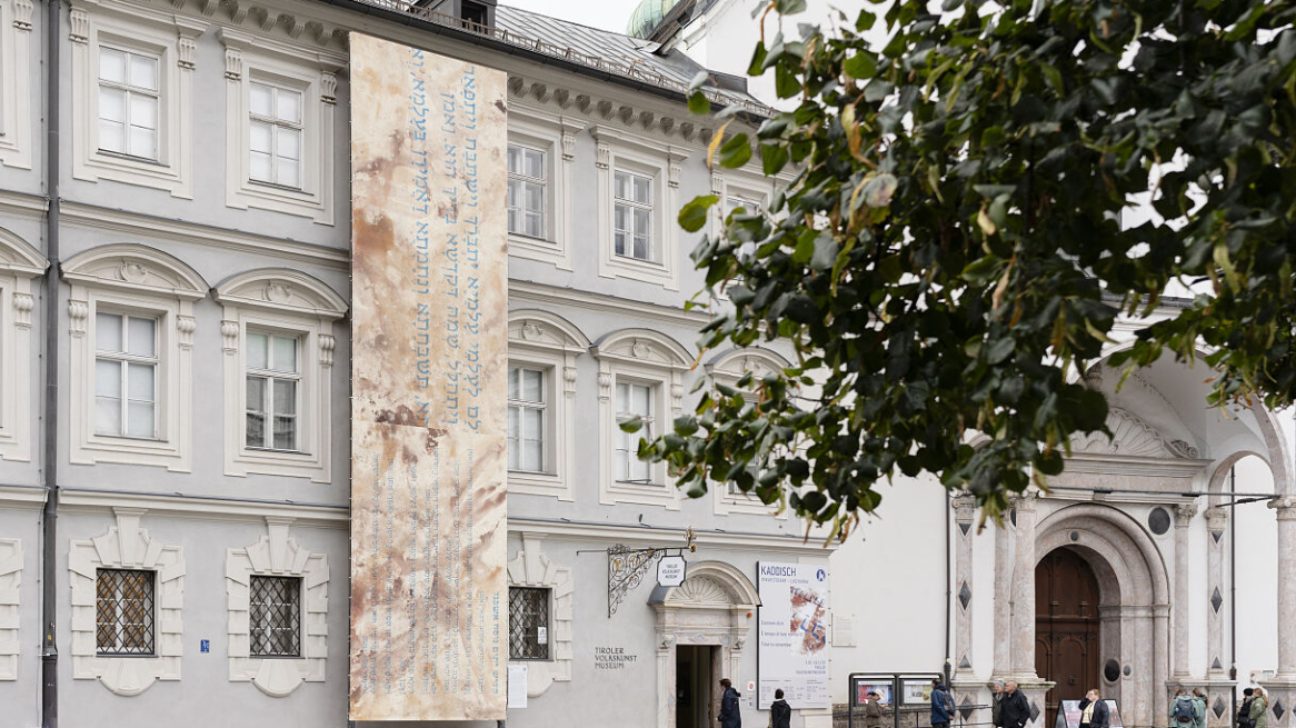 L’installazione „Kaddish“ degli artisti Oskar Stocker e Luis Rivera sulla facciata del museo di arte popolare tirolese di Innsbruck, foto © Maria Kirchner