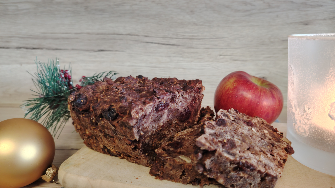 Apfelbrot mit Apfel im Hintergrund