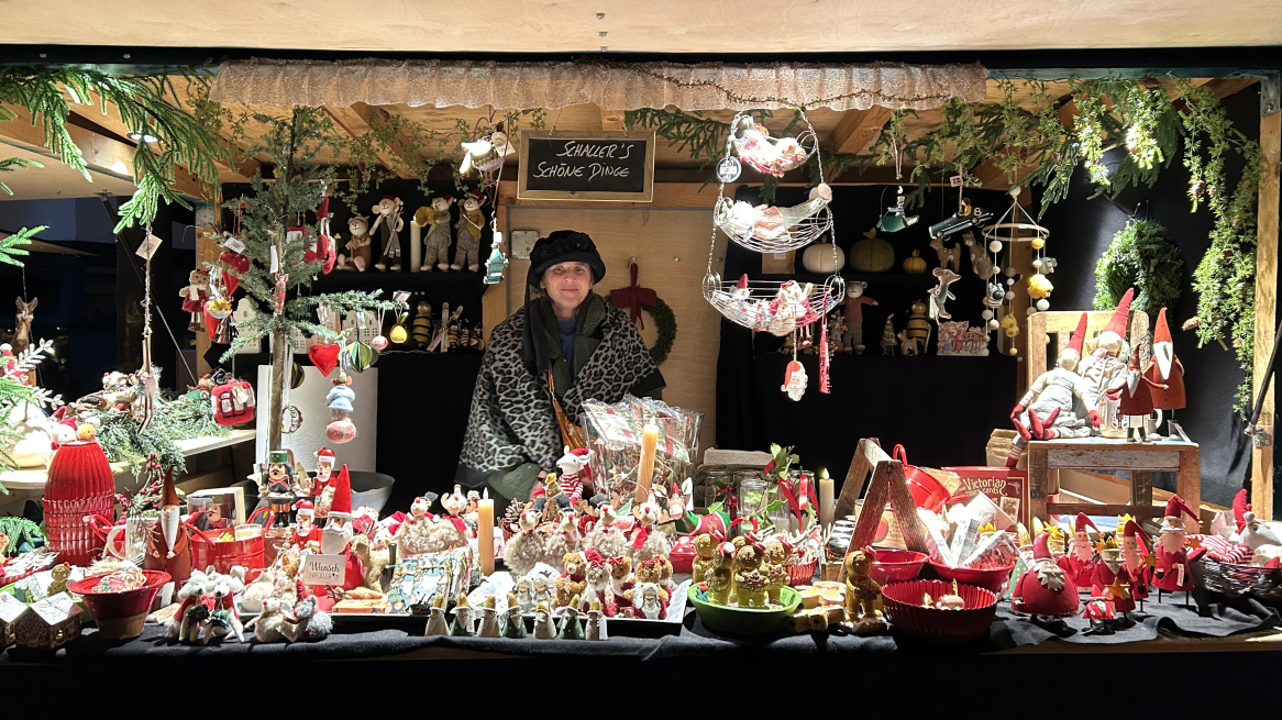 Lo stand Schaller’s Schöne Dinge al mercatino di natale in stile vittoriano a Telfs, Foto © Laura Manfredi