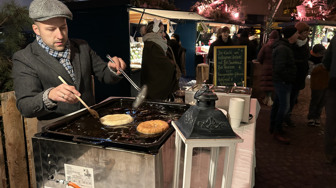 Kiachl, le tipiche frittelle, preparate al momento allo stand Rietzerhof del mercatino di Natale in stile vittoriano di Telfs, Foto © Laura Manfredi