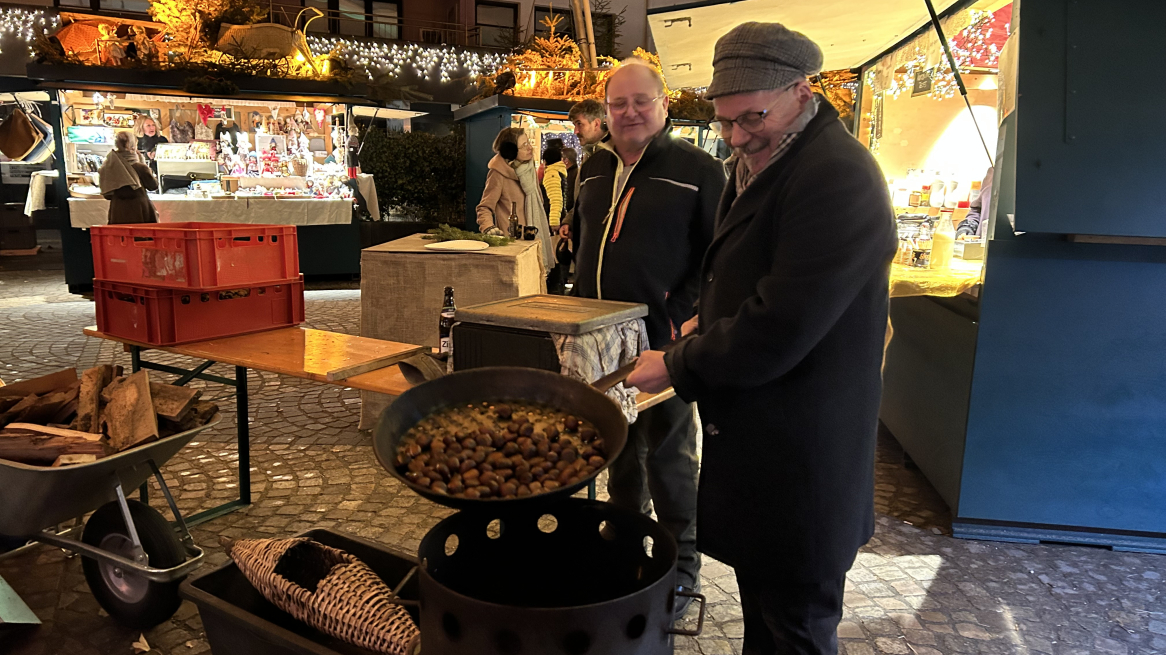 Profumo di caldarroste al mercatino di Natale in stile vittoriano di Telfs, Foto © Laura Manfredi