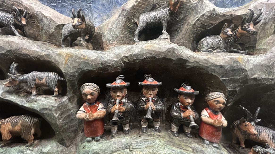 Musica per il bambinello! Dettaglio del presepe Gurschler al Museo dell’Arte popolare Tirolese di Innsbruck, foto © Laura Manfredi