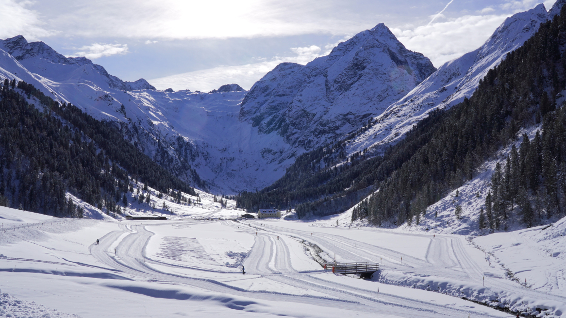 Blick auf die Loipen und den markanten Lüsener Fernerkogel.