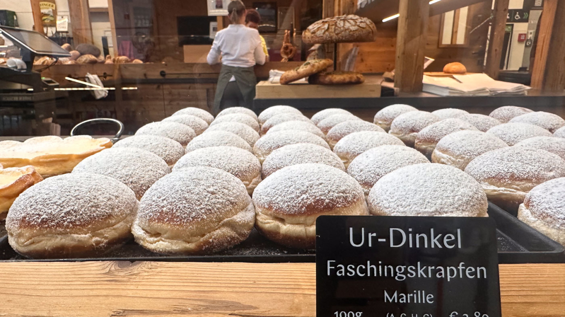 Ur Dinkel Sauerteig Krapfen in der Markthalle. © Lea Hajner
