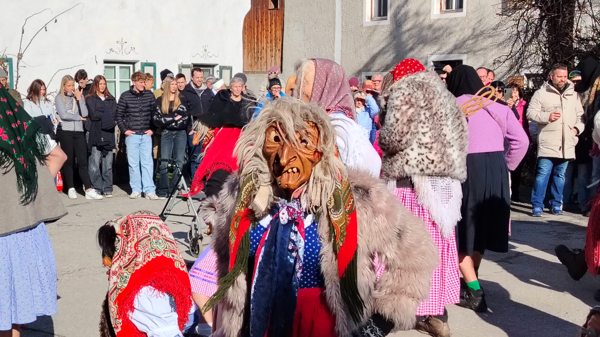 Maskierte Gestalten