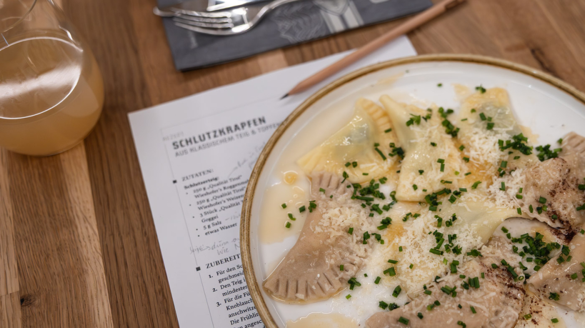 Fertig sind die Tiroler Schlutzkrapfen mit Nussbutter & Schnittlauch. © Lea Hajner