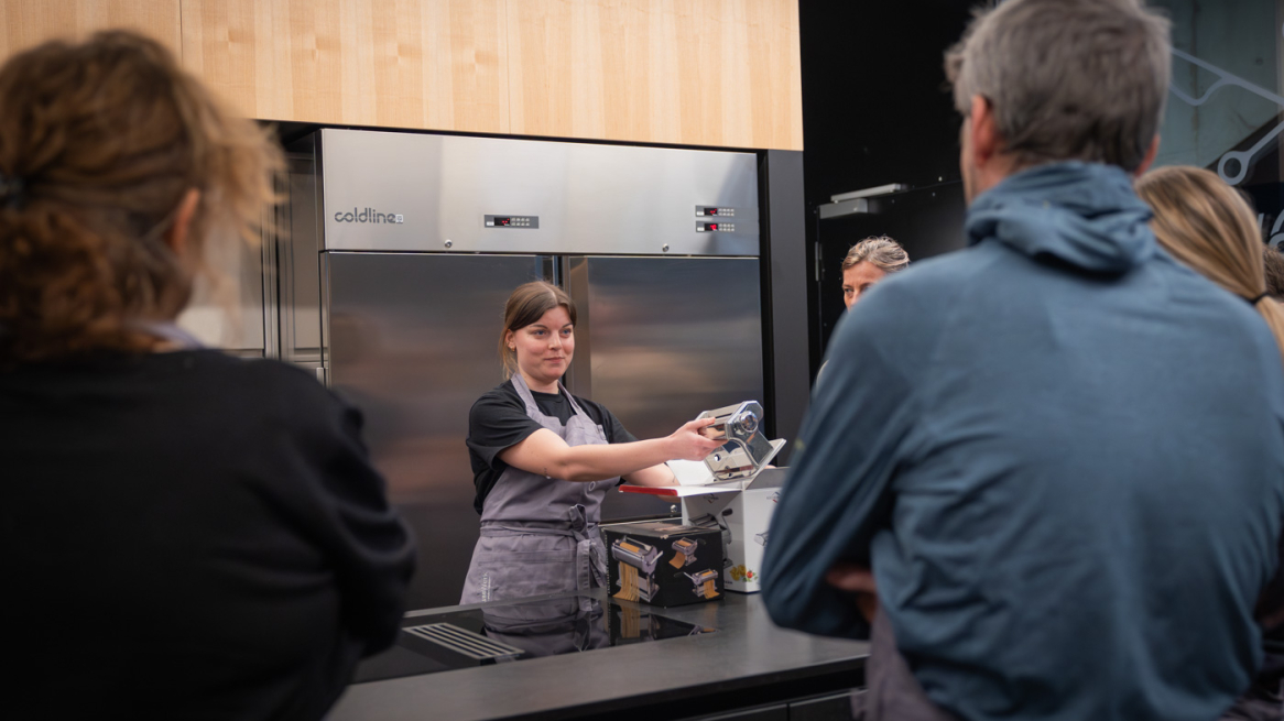Sonja Lindner erklärt und zeigt vor. © Lea Hajner