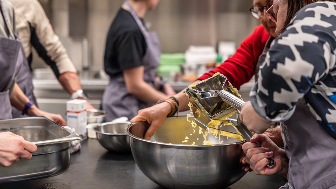 In zwei Teams geht die Arbeit schnell voran. © Lea Hajner