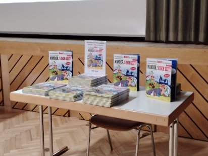 Büchertisch mit Asterix auf Tirolerisch