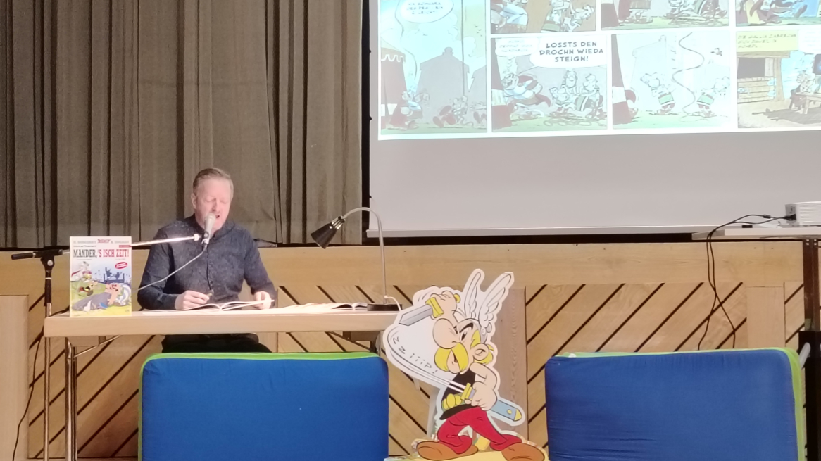 Markus Koschuh liest seinen Asterix auf Tirolerisch.