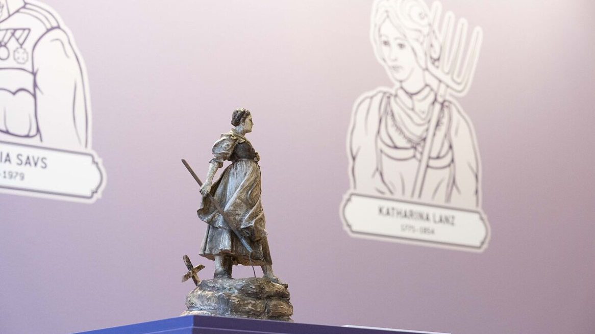 Piccola scultura di Katharina Lanz, divenuta celebre nella battaglia di Spinges del 1797, in mostra a “Hosenrolle” al Kaiserjägermuseum di Innsbruck