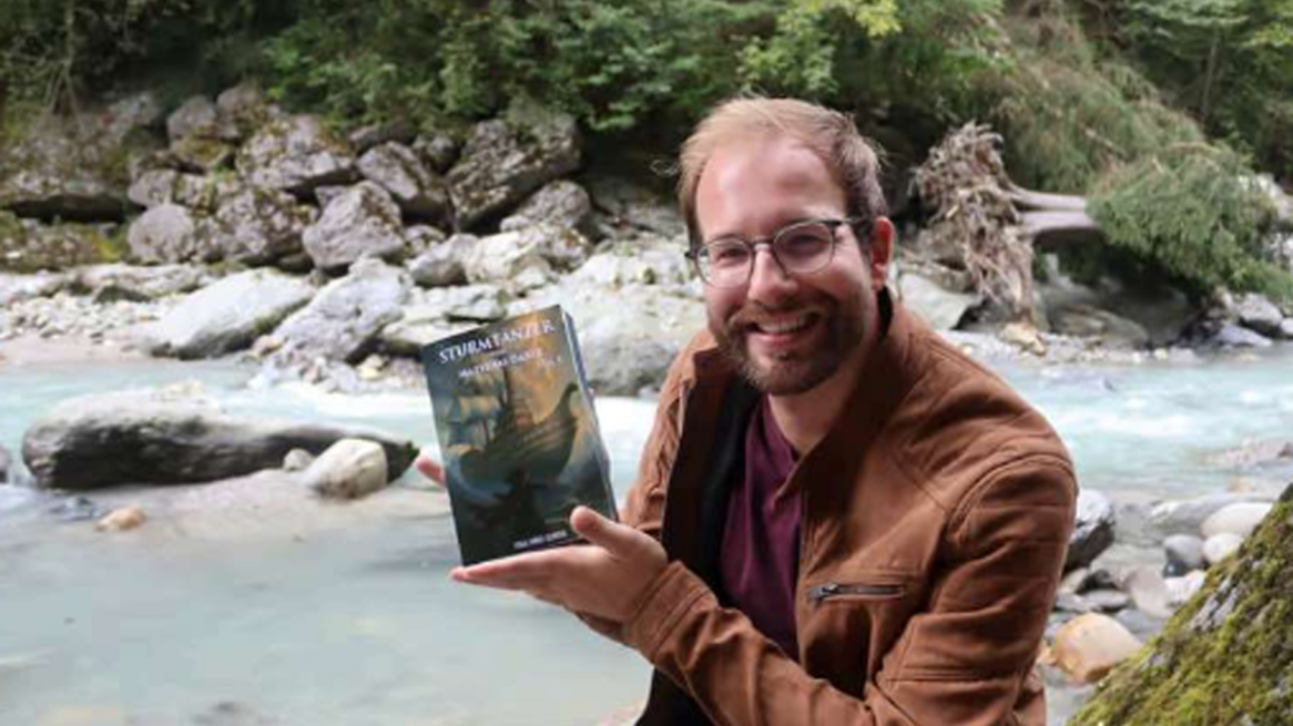 Matthias Daxer mit seinem Buch "Sturmtänzer"