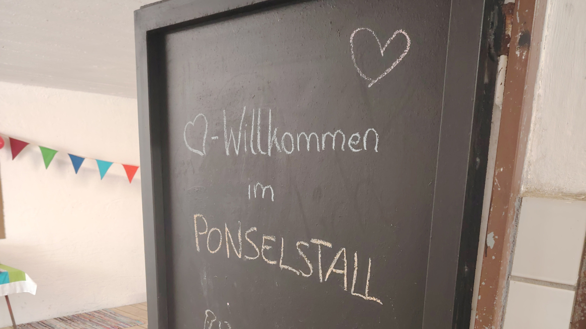 Willkommensschild vom Ponselstall