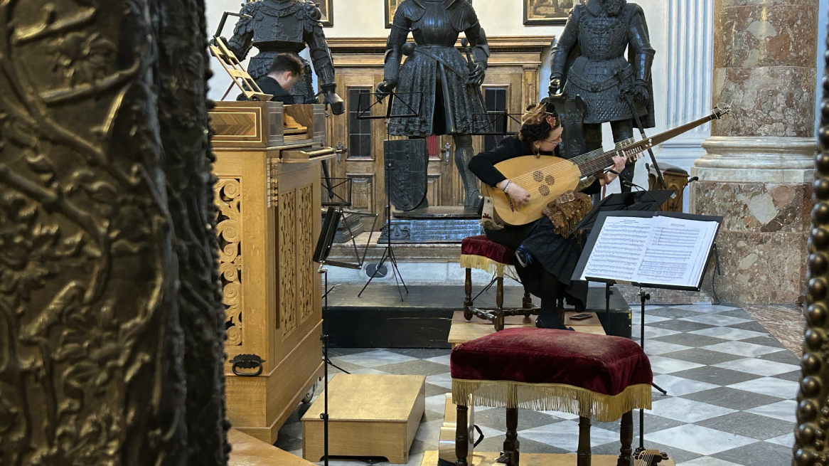 Barbara Hulcova accorda la sua tiorba prima dell’inizio del concerto nella chiesa di corte di Innsbruck