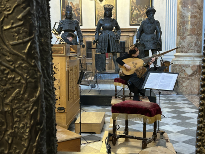 Barbara Hulcova accorda la sua tiorba prima dell’inizio del concerto nella Chiesa di corte di Innsbruck
