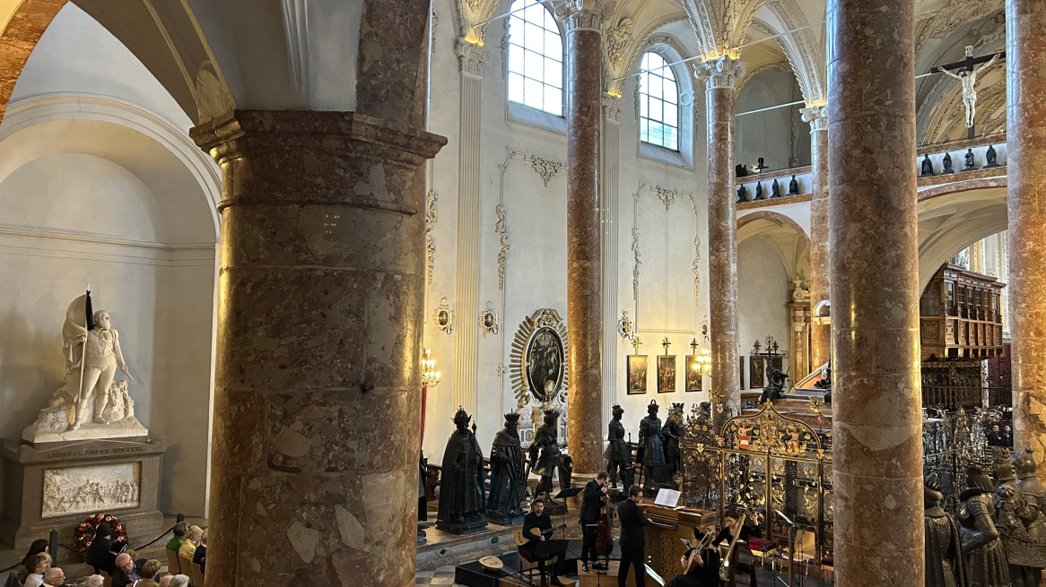 I musicisti di Innsbrucker Hofmusik accordano gli strumenti prima del concerto nella suggestiva chiesa di corte di Innsbruck