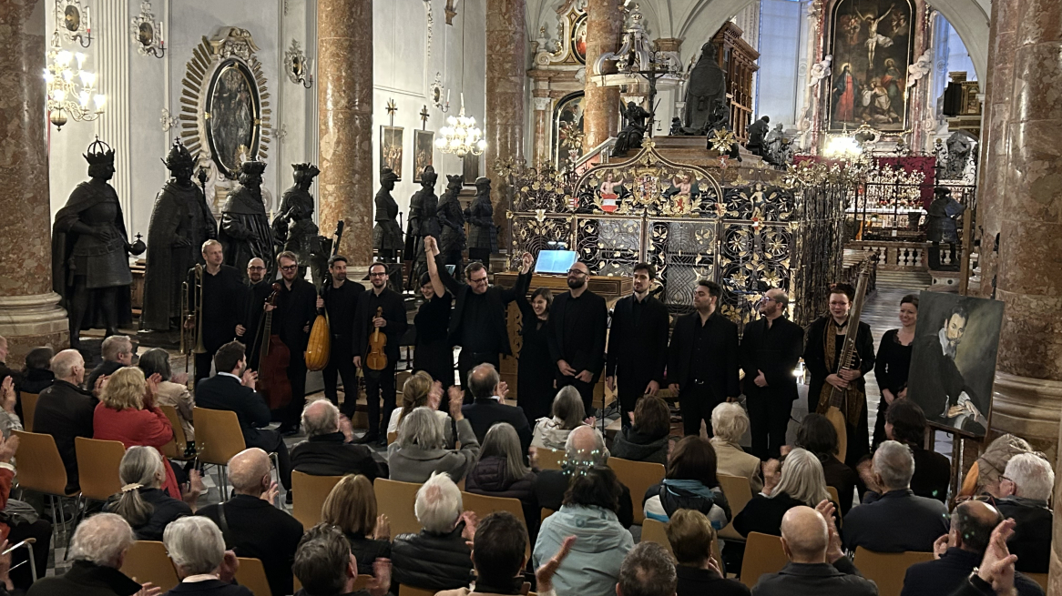 Uno scroscio di applausi per l’ensemble Innsbrucker Hofmusik, al termine dell’esecuzione della “Selva morale e spirituale” di Monteverdi nella Hofkirche di Innsbruck