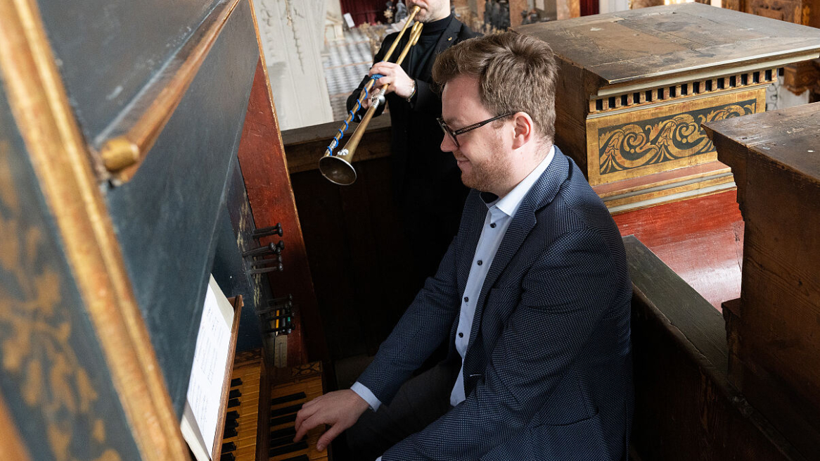 Marian Polin suona l‘organo Ebert nella chiesa di corte di Innsbruck, Mauro Musarra lo accompagna con la sua tromba barocca.