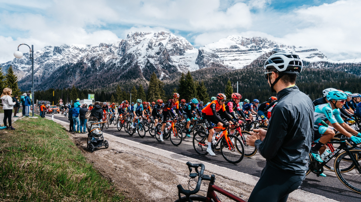 Peloton der Tour of the Alps