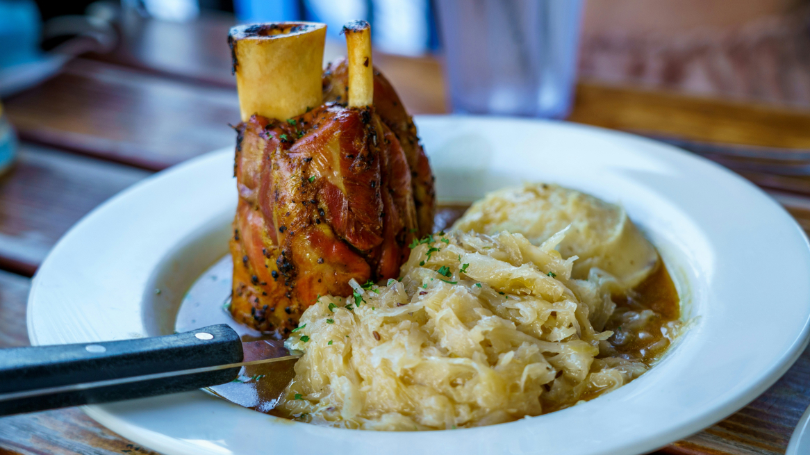 Stelze mit Sauerkraut