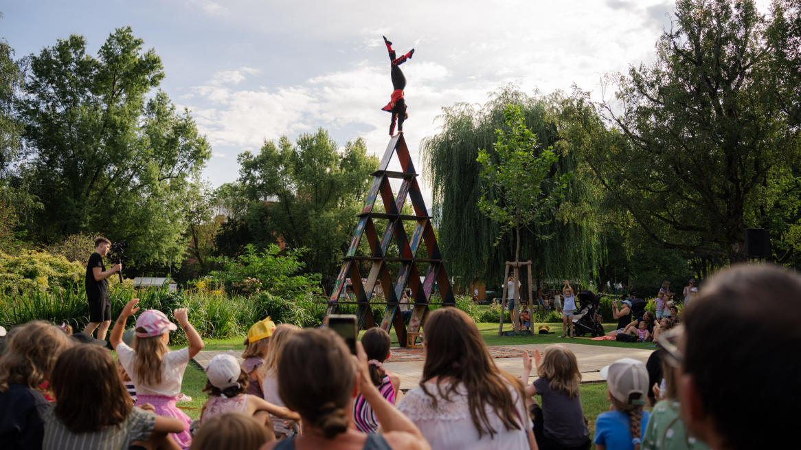 Elena mit Handstand auf Kartenhaus