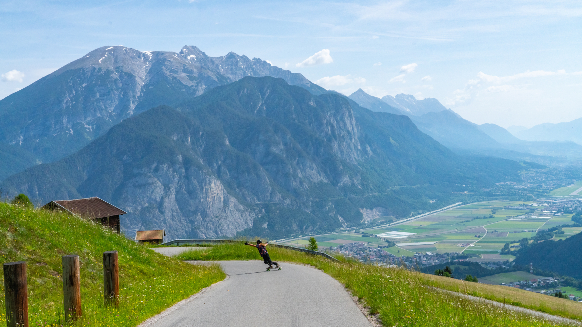 Anna Pixner beim Downhillskaten in Tirol