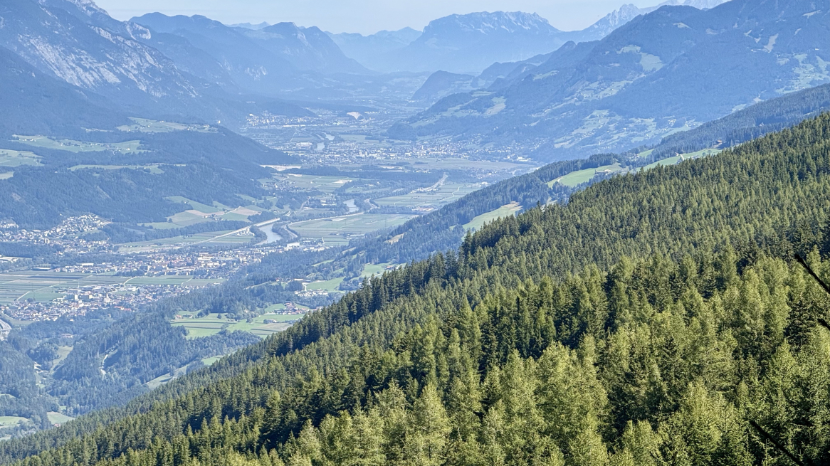 Täler zwischen Bergen