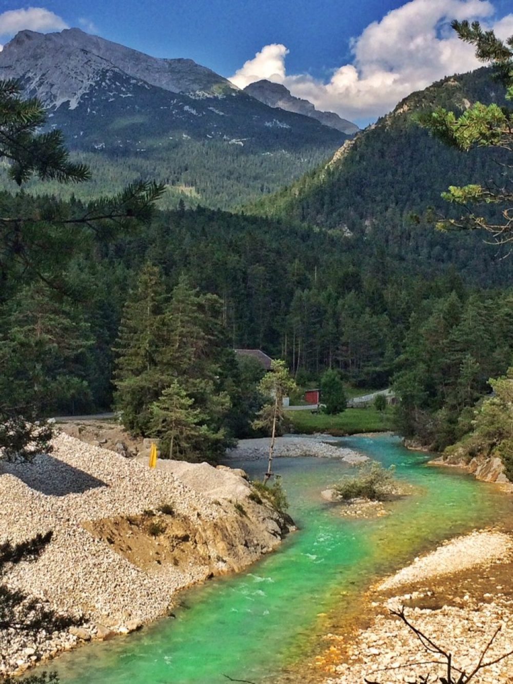 Die Gleirsch in Scharnitz, nachdem sie ihre Klamm tosend und brüllend durchflossen hat.